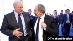 Kazakhstan - Belarusian President Alexander Lukashenko (L) and Armenian Prime Minister Nikol Pashinian talk at a CSTO summit in Astana, 8 November 2018.