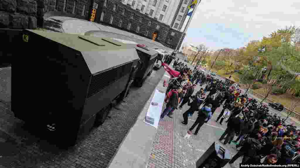 У Києві під Кабінетом міністрів у суботу відбувся черговий «Конопляний Марш свободи». На акцію прийшло приблизно сотня учасників