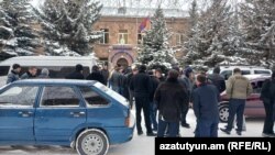 Վարդան Ղուկասյանի համակիրները ոստիկանության բաժնի մոտ, 20-ը փետրվարի, 2025թ., Գյումրի