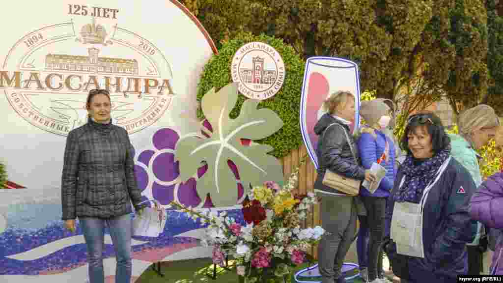 Біля входу на площу винзаводу гостей зустрічали різні фотозони, як самої «Масандри», так і інших кримських виноробів
