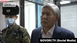 Алмазбек Атамбаев сот залында журналисттерге комментарий берип жаткан учуру. Сүрөт GOVORI.TV каналынын видеосунан алынды. 18-ноябрь, 2020-жыл.