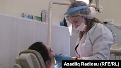 Azerbaýjanly diş lukmany Aýnur Alakbarowa.