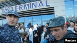Дагстан Республикасынын Махачкала аэропортунда күч түзүмдөрү коопсуздукту камсыз кылууда. Орусия. 2023-жыл, 31-октябрь