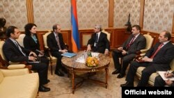 Հայաստան - Նախագահ Սերժ Սարգսյանը ընդունում է Արժույթի միջազգային հիմնադրամի հայաստանյան առաքելության ղեկավար Մարկ Հորթոնին (կենտրոնում) եւ Հայաստանում հիմնադրամի մշտական ներկայացուցիչ Գիերմո Տոլոսային (ձախից), Երեւան, 29-ը ապրիլի, 2013թ.
