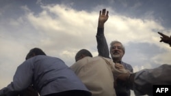 میر حسین موسوی، از رهبران مخالفان دولت، در یکی از تجمع های اعتراضی در تهران