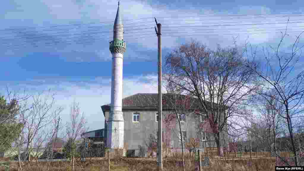 На вулиці Севастопольській розташована мечеть «Заланкой джамісі». Згідно з історичними даними, до депортації 1944 року в селі Заланкой вже була мечеть. Основну частину населення тоді становили кримські татари, які сповідують іслам. Сьогодні мечеть нагадує багато культових споруд, побудованих у 1990-х роках, після масового повернення кримських татар на історичну батьківщину, в Крим. Це, як правило, двоповерхова будівля з одним мінаретом, розташованим з правого боку біля головного входу. Зовнішні стіни прикрашені білими візерунками