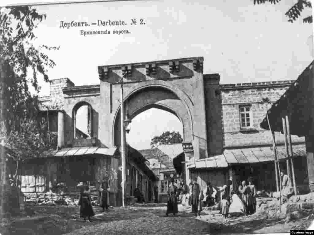 Дербент «Ермоловасул каваби» абулеб кIамури. 1859 соналда, Шамиль асирлъуде ккун хадуб Ермолов кIодо гьавун рарал триумфалъулал каваби.