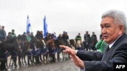 Феликс Кулов Чүйдүн Байтик айылында шайлоочулар менен жолугушууда, 2010-жылдын 8-октябры.