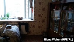 Жетім баланың әжесі Сайран Әбеновамен тұратын бөлмесі. Қарағанды, 6 қараша 2017 жыл.