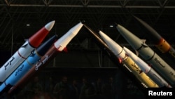 Eýranyň raketalary Tährandaky Yslam Rewolýusiýa Goragçylary Korpusynyň (IRGC) Aerokosmiki güýçler muzeýinde görkezilýär. (arhiw suraty)