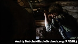 Український військовий на позиціях поблизу селища Золоте-4, 19 вересня 2019 року