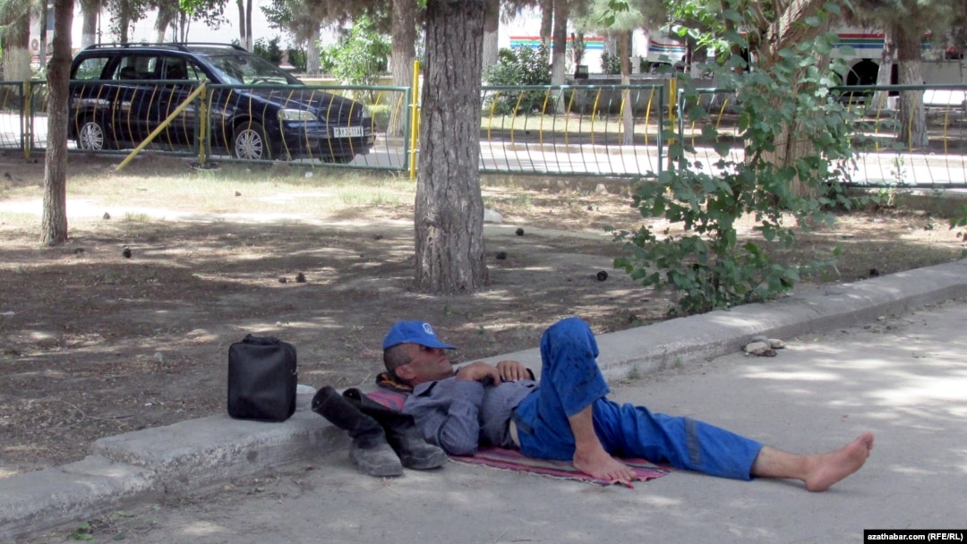 Rampant unemployment, rising food prices, and a lack of government support have pushed many Turkmen to the brink of poverty in recent years. (illustrative photo)