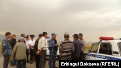 Иллюстративное фото - жители села Эмгекчил протестуют против разработки месторождения золота Солтон-Сары китайской компанией, Нарынская область, 27 августа 2011 года.