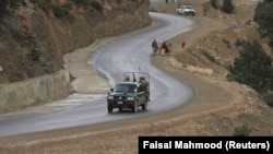 د احتجاج یو ګډونوال اسحاق مسید مشال راډیو ته وویل چې دوی ځکه د وزیرستان او ټانک ترمنځ غځېدلې لارې پر تړلو مجبور شو چې ځايي انتظامیې یې خبره نه اورېده. (انځور له ارشیفه)