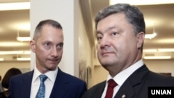 Позафракційний народний депутат України Петро Порошенко, праворуч, і медіабізнесмен Борис Ложкін на художній виставці «За версією Forbes» у Києві, 3 липня 2013 року