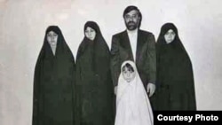  عکسی قدیمی از میرحسین موسوی و دخترانش