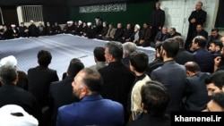 محمود احمدی‌نژاد در منتهی الیه سمت راست تصویر، بسیار دور از علی خامنه‌ای نشسته است.