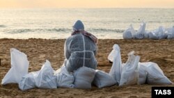 Уборка мазута на побережье Анапы