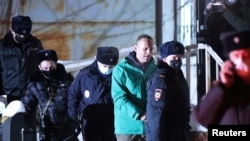 Навальныйды аэропорттон кармоо учуру. 