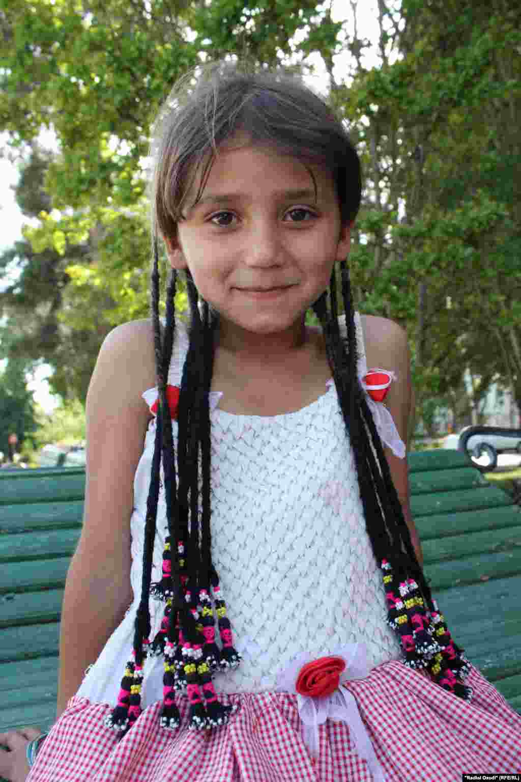 6-летняя жительница Душанбе Жасмина хочет, чтобы ее папа, уехавший на заработки в Россию, поскорее вернулся домой. Девочка мечтает стать врачом.