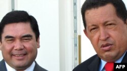  Türkmenistanyň prezidenti Gurbanguly Berdimuhamedow (çepde) we Wenesuelanyň prezidenti Ugo Çawes Aşgabatdaky duşuşyk mahalynda, 7-nji sentýabr, 2009 ý. 