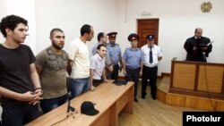 Активисты АНК в момент оглашения приговора суда общей юрисдикции административных районов Кентрон и Норк-Мараш Еревана, 20 июля 2012 г. 