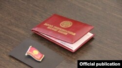 Депутаттык төш белги жана кызматтык күбөлүк.