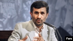 محمود احمدی‌نژاد در چهاردهمین کنفرانس مطبوعاتی در روز دوم خرداد ۸۸