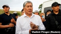 Бывший президент Алмазбек Атамбаев в окружении своих сторонник в своем доме в селе Кой-Таш. 27 июня 2019 года.