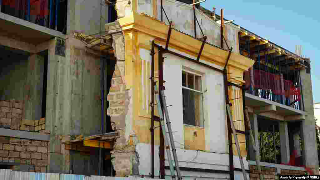 В іншій – капітально, до невпізнання, в інтересах замовника «Суадон» реконструюють будівлі під багатоцільовий комплекс
