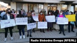 Фотографија од вчерашниот протест пред МВР во Скопје поради случајот „Јавна соба“