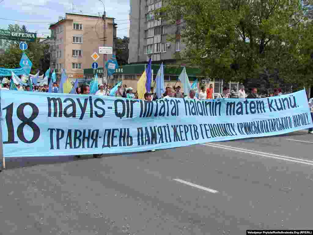 4. 2007 ел, Акмәчет, Киров урамы Урам җыены алдыннан матәм йөреше. Милиция һәм халык урамнарны ябып йөреш оештыруны тыныч кабул итте.