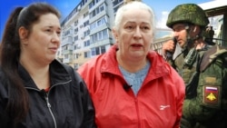 Фотакаляж. Алена і Сьвятлана Калесьнічэнкі, уласьніцы нерухомасьці ў Крыме, на фоне свайго дому і салдата расейскага войска