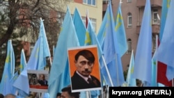 Rusiyeniñ Türkiye elçihanesi ögünde qırımtatarlarnıñ aktsiyası. Ankara, 2014 senesi dekabrniñ 10-u