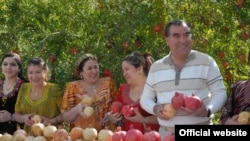 Эмомали Рахмон с дочерьми и невестками