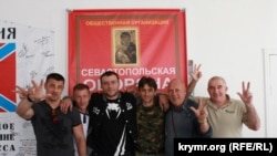 Олександр Франчетті (перший ліворуч) та Деян Берич (четвертий ліворуч) у штабі так званої «Севастопольської самооборони»