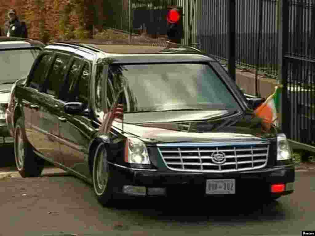 Irska - Predsjednik Obama sa suprugom Michelle, stigao je u američko veleposlanstvo u svom Cadillacu, poznatom pod nadimkom "Zvijer", Dublin, 23.05.2011. Foto: Reuters