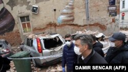 Andrej Plenkovic horvát miniszterelnök a megsemmisült épületeket és autókat nézi Zágrábban a 2020. március 22-i földrengés után