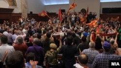 Актерот Владо Јовановски дел од иницијативата „За заедничка Македонија“, откако демонстрантите влегоа во Собранието.