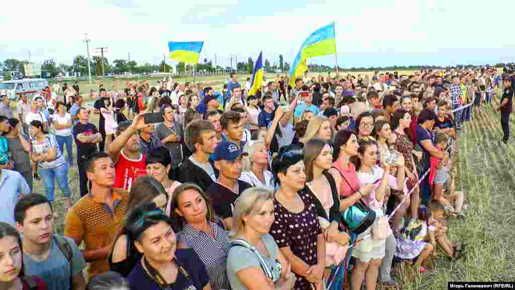 Андрій Хливнюк перед початком концерту зазначив, що група не очікувала, що на адмінкордон приїдуть глядачі