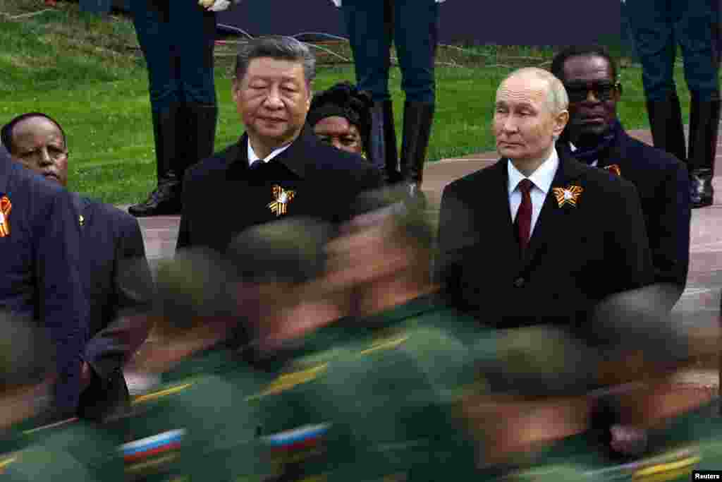 Орусиянын президенти Владимир Путин жана КЭРдин төрагасы Си Цзинпин Белгисиз жоокердин эстелигине гүл коюу аземине көз салып турушат. 9-май.