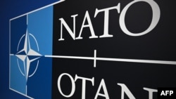 Logo-ul NATO în cadrul unei reuniuni informale a miniștrilor de Externe din statele membre NATO, la Centrul de Convenții NEST din Antalya. 14 mai 2025.