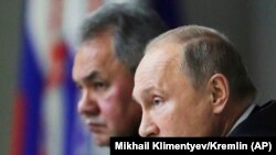 Архива: Рускиот претседател Владимир Путин и министерот за одбрана Сергеј Шојгу.