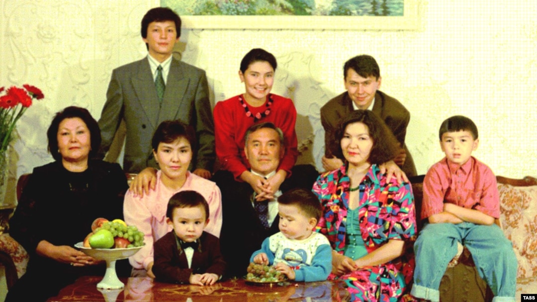 Президент Казахстана Нурсултан Назарбаев и его семья. 1992 год.