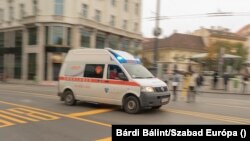 Menőtautó halad át a Kálvin téren 2020. november 12-én.
