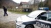 Policija na ulazu u selo Gornja Maoča kod Maglaja, koji je obilježen zastavom Islamske države Iraka i Levanta 