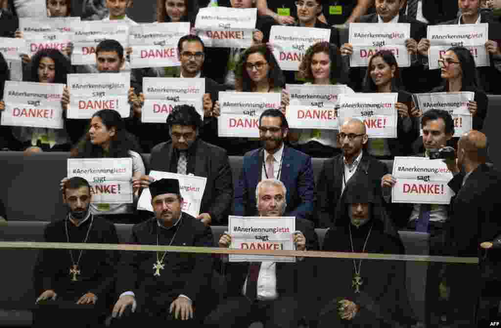 Члены армянской общины Германии на сессии Бундестага, нижней палаты парламента, во время дебатов по принятию символической резолюции о признании геноцидом массового убийства армян оттоманскими вооруженными силами в 1915 году.
