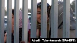 زنان علاقهمند به فوتبال در ایران از ورود به ورزشگاهها و تماشای فوتبال از نزدیک محرومند (عکس از ارشیو)