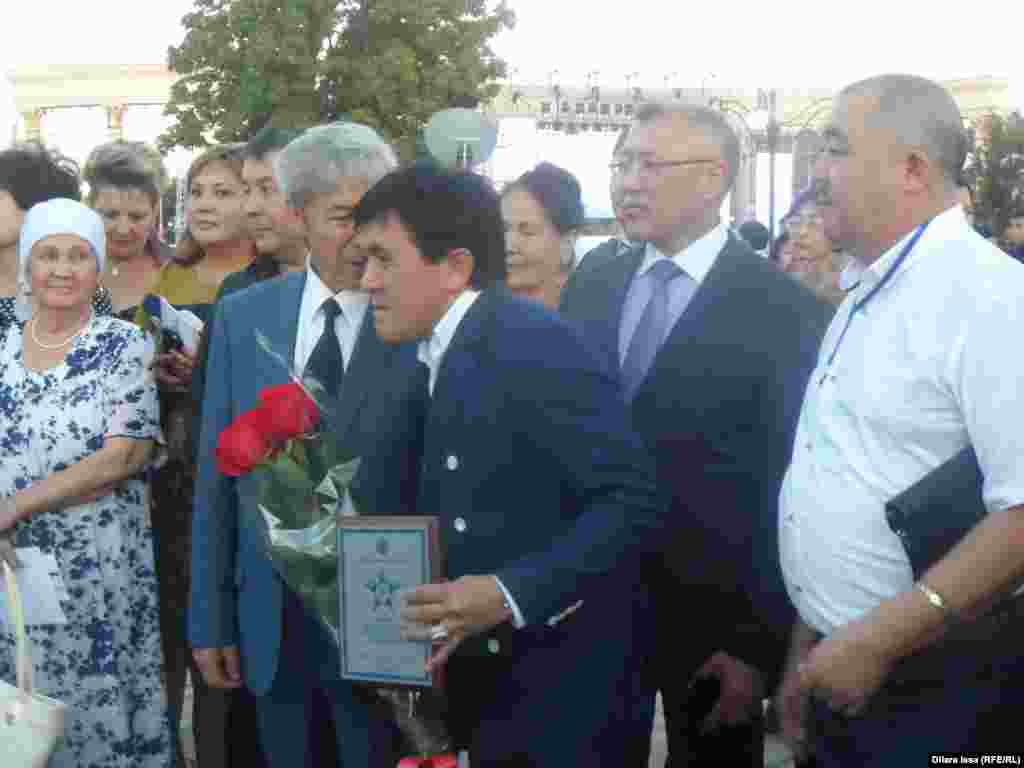 «Шәмші алаңындағы» «Жұлдыздар аллеясында» Оңтүстік Қазақстаннан шыққан 48 сазгер мен әншінің аты-жөндері жазылған. Олардың қатары жергілікті әнші Заттыбек Көпбосыновтың (ортада) есімімен толықты.