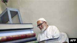 آیت الله منتظری، از مراجع عالی رتبه ایرانی است که سال ها است مورد غضب دستگاه حاکم قرار گرفته است.